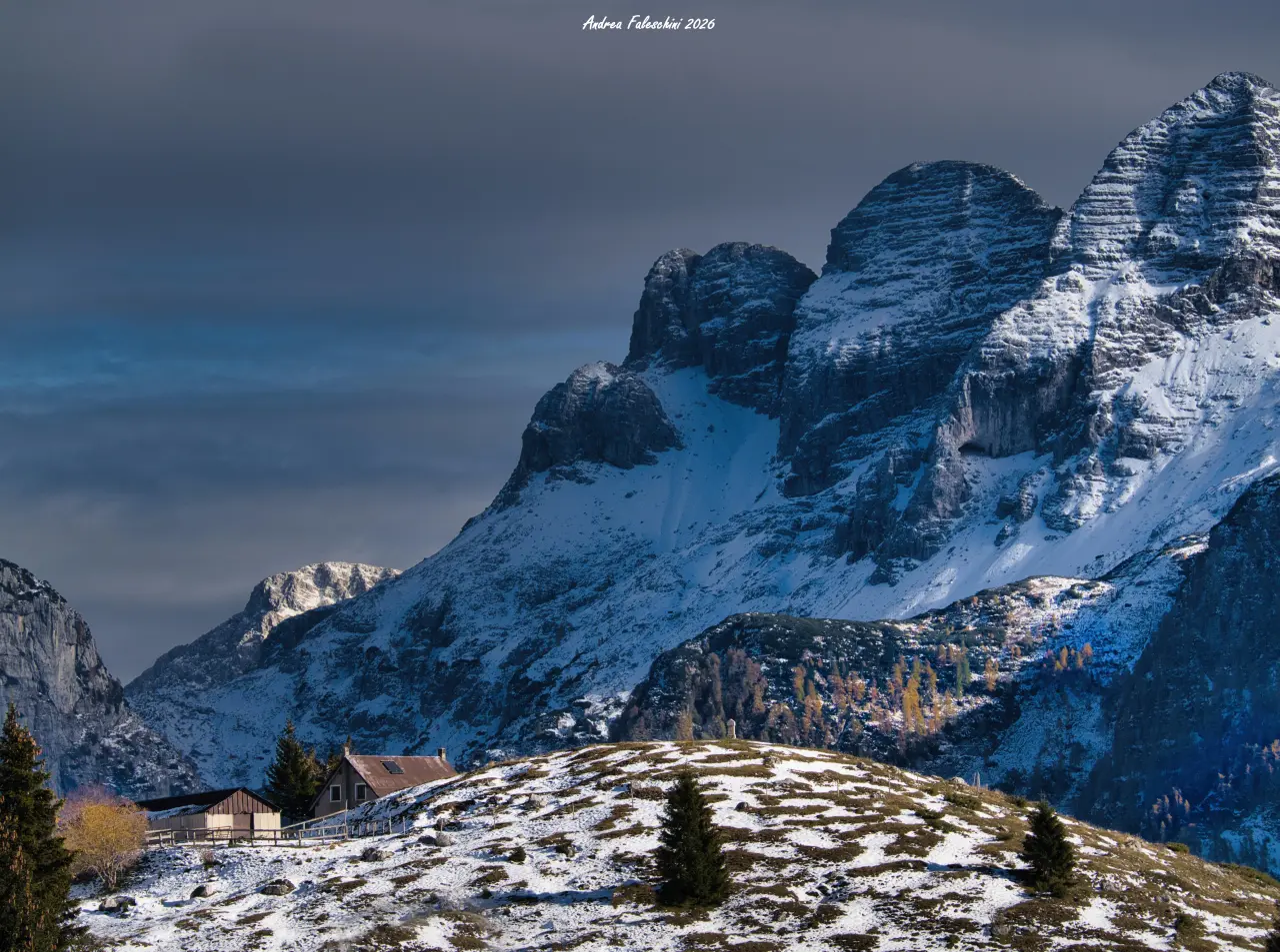 Eine Almhütte auf den Weiden, dahinter die Julischen Alpen