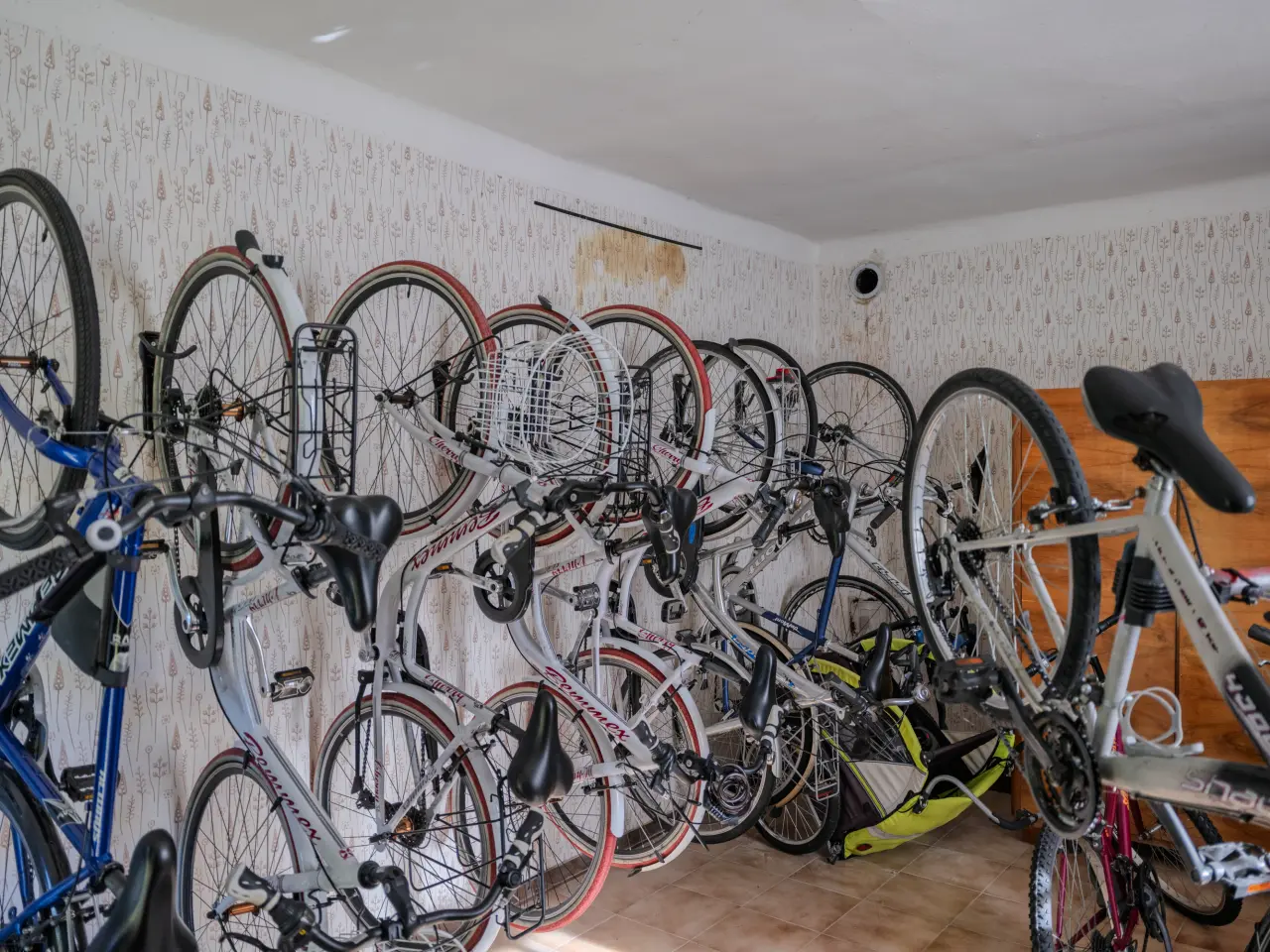 Riparazione di una bicicletta davanti alla stazione