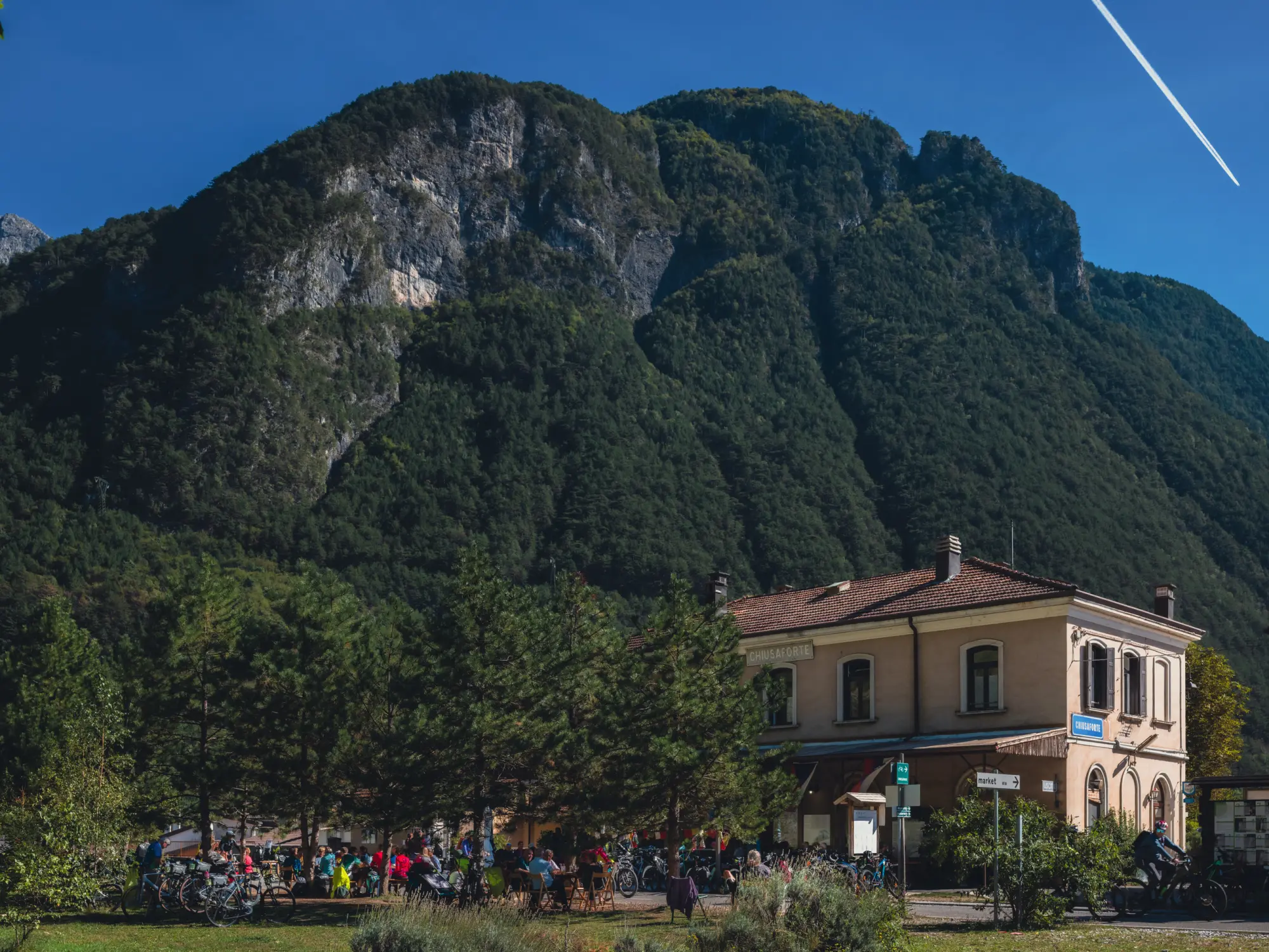 La stazione di Chiusaforte in una fotografia d'epoca, con la pensilina ottocentesca