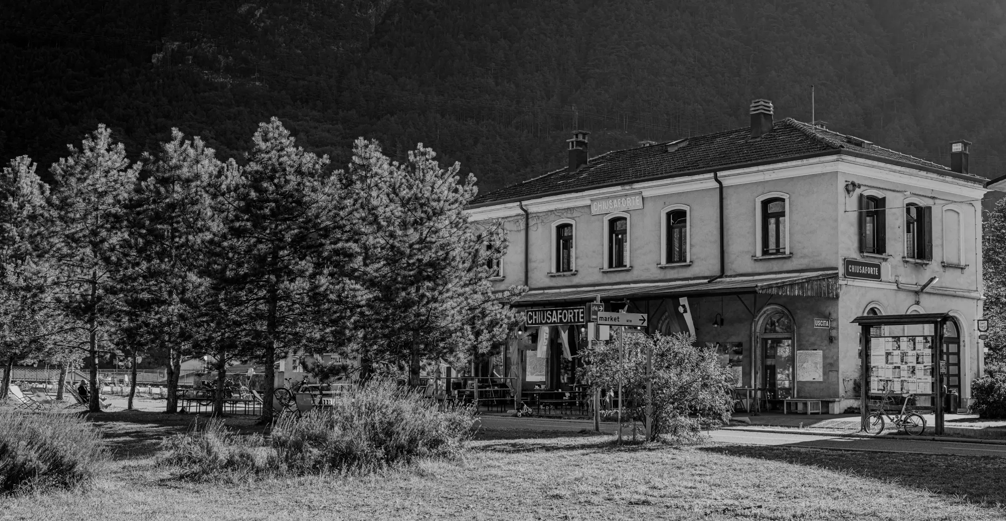 La pensilina e i binari della vecchia stazione